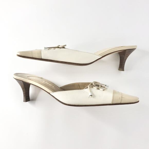 Vintage Chanel CC Logo Bow Cream Tan Pointed Toe Cap Toe Mules Pumps 39.5 - Picture 5 of 8